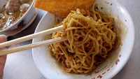 Selain dipadukan dengan bakso dan ceker, mie yamin asin atau manis polos juga enak dinikmati bersama kerupuk pangsit yang renyah gurih.