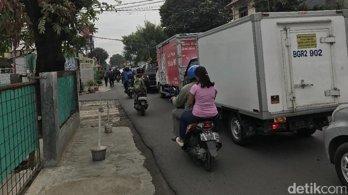 Lalin Lenteng Agung-Pasar Minggu Macet Parah, Mobil Nyaris Parkir
