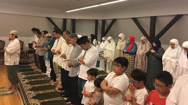 Shalat berjamaan di KBRI Bucharest (Istimewa)