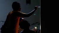 Orang Singapura rupanya sedang menjalani tren yang cukup aneh bagi kita di Indonesia. Ya, mereka sekarang sedang gemar berburu semut-semut hidup untuk dijadikan koleksi (Edgar Su/Reuters)