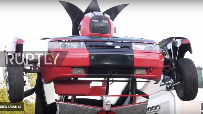 Keren, Ayah dan Anak Buat Robot Transformers dari Mobil Lama