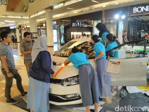 Ketika VW Polo Ditempeli Stiker oleh Pelajar dan Mahasiswa