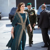 Rania Al Abdullah bukan hanya Ratu Yordania, namun juga ratunya dunia mode. Di usia 46 tahun, Ratu Rania senantiasa tampil cantik dan stylish berbalut busana elegan. Bahkan banyak yang membandingkan dirinya dengan Kate Middleton. Berikut adalah 10 gaya busana terbaiknya. Foto: Getty Images