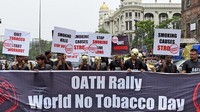 Dalam parade World No Tobacco Day 2017 kali ini, pesan positif untuk berhenti merokok dan mulai berolahraga disampaikan agar masyarakat lebih sehat. (Debajyoti Chakraborty/NurPhoto via Getty Images)