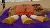 Sebuah patung dari pasir juga ditampilkan di pantai Puri, India. Patung tersebut menggambarkan betapa rokok sangat merusak paru-paru manusia. (Foto: STR/NurPhoto via Getty Images)