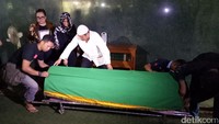 Sebelumnya jenazah disalatkan di Masjid Baiturrahman. Veynindia Eseloni Pardede/detikHOT