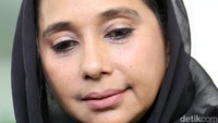 Tatapan mata sendu terpancar dari Ayu Azhari usai melihat jenazah Yana Zein.