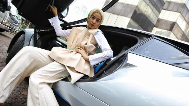  Hijaber Cantik Ini Selalu Sedia Kopi dan Musik saat Nyetir