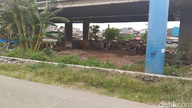 Kawasan bedeng Kalijodo tidak jadi dibongkar hari ini.