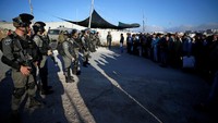 Warga Palestina sengaja melewati pos perbatasan untuk menunaikan ibadah salat Jumat pertama di bulan Ramadan. REUTERS/Mohamad Torokman.