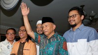 Amien Rais melambaikan tangan usai jumpa pers.