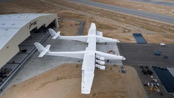 aul Allen membangun pesawat ini bukan untuk keperluan komersil, melainkan untuk mengangkut roket hingga ke lapisan stratosfer, untuk kemudian diluncurkan di atas sana. Foto: Stratolaunch