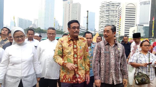 Djarot  didampingi Kepala BPOM Penny Lukito meninjau Pasar Takjil Benhil.