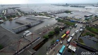 Air rob yang menggenangi lokasi tersebut mulai dari mata kaki hingga selutut orang dewasa.