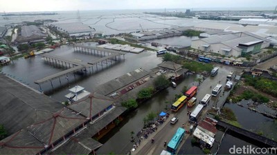 Terminal Terboyo Semarang Terendam Banjir Rob