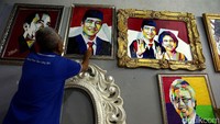 Lukisan Pop Art, karya Surani yang bergambar tujuh wajah Presiden Republik Inonesia serta tokoh lainnya mejeng di dalam Terminal Pulo Gebang, Jakarta Timur, Jumat (02/06/2017).