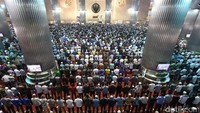 Umat muslim melakukan ibadah salat jumat di Masjid Istiqlal, Jumat (2/6/2016).