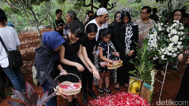 Jupe dan Suami Ririn Ekawati Meninggal Dunia, Makam Yana Zein akan Dipindah