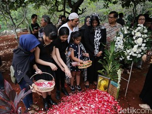 Makam Yana Zein akan Dipindah, Meme di Balik Penahanan Ustad Solmed