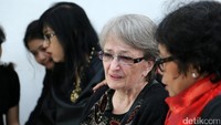 Swetlana, sang ibu tampak menangis tak kuasa setelah berdebat perihal pemakaman Yana Zein di rumah duka di kawasan Fatmawati, Jakarta Selatan pada Jumat (2/6).