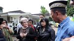 Antara Dua Agama, Suasana di Rumah Duka Yana Zein