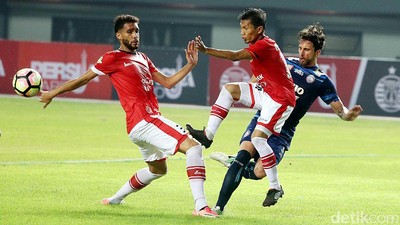 Persija Bungkam Arema 2-0