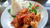 Nah, kalau suka dengan sajian pedas dan ingin mencoba sajian tradisional yang dikemas secara modern bisa mencoba nasi ayam garo rica. Potongan daging ayam yang dipanir renyah semakin sedap disiram saus merah yang dengan irisan cabai rawit. Seporsi nasi ayam garo rica ini dijual dengan harga sekitar Rp 45.000. Tertarik?