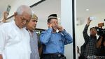 Antara Dua Agama, Suasana di Rumah Duka Yana Zein