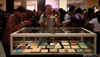 Sejumlah pengunjung nampak mengabadikan barang-barang bersejarah di salah satu panel yang dipamerkan.