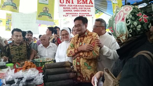 Djarot membeli mendoan, bubur sumsum, lemang dan pempek.
