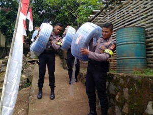 Polres Sukabumi Bantu Alirkan Air untuk 600 Warga Purojati