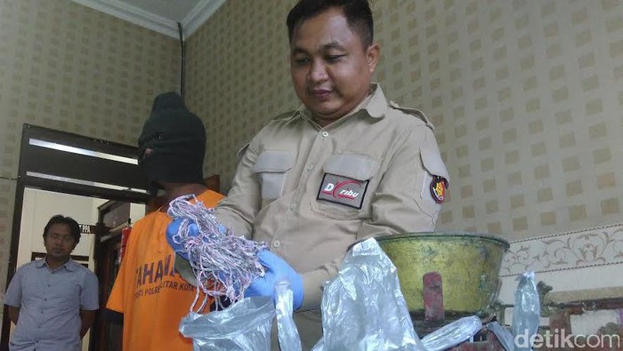 Seorang Peracik Bahan Peledak di Blitar Diamankan Polisi