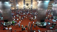 Usai salat Jumat, sebagian masyarakat memanfaatkan untuk beristirahat.