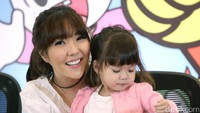 Ia tampil kembaran dengan sang bunda yang mengenakan blus putih. Pool/Palevi S/detikFoto.