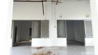 Bangunannya tidak tampak tua-tua amat. Selidik punya selidik, ternyata, bangunan terbengkalai ini bukanlah bangunan asli. Ini merupakan bangunan renovasi (Bonauli/detikTravel)