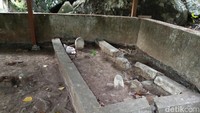 Tak hanya makam ummi, beberapa kerabat keluarga juga dimakamkan di sebelah ummi Rubiah. Terlihat dari beberapa batu nisan yang tergelatak di samping makam ummi (Bonauli/detikTravel)