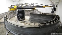 Perusahaan tersebut bernama Apis Cor. Mereka adalah perusahaan yang membuat rumah menggunakan pencetak tiga dimensi alias 3D Printer. Pool/Boredpanda.