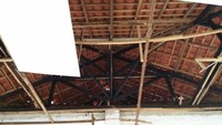 Langit-langitnya yang terbuat dari triplek juga sudah roboh (Bonauli/detikTravel)