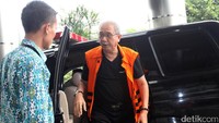 Dudung diperiksa sebagai tersangka dalam kasus dugaan korupsi pengadaan alat kesehatan (alkes) di RS Khusus Pendidikan Penyakit Infeksi dan Pariwisata Universitas Udayana tahun 2009.