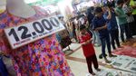 Masjid Membludak Warga Salat Jumat di Pasar