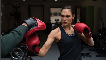 Selain climbing, ia juga gemar olahraga semacam tinju. Pantas saja meski sudah memiliki 2 anak badannya masih bagus dan tampak sehat. (Foto: Instagram/gal_gadot)