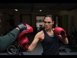 Penampilan Polos Si Cantik Gal Gadot