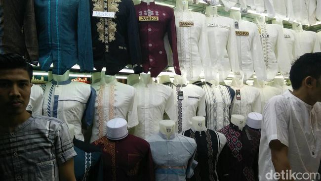 Jualan Baju Koko Pedagang Tanah Abang Raup Omzet Rp 50 