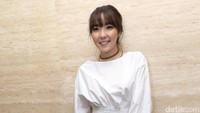 Istri Gading Marten itu tampil dengan blus putih dan jeans serta heels merah. Pool/Palevi S/detikFoto.