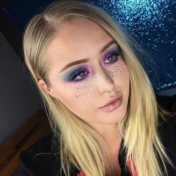 Sedang Tren, Bintik Wajah dengan Glitter dan Metalik