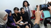 Para putri Yana Zein terlihat pasrah ditengah konflik kakek dan neneknya.