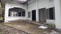 Namun begitu menemukan bangunan Asrama Haji, perasaan kaget dan sedih bercampur menjadi satu. Bangunan ini sudah sangat kusam (Bonauli/detikTravel)