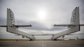 Tinggi pesawatnya mencapai 15 meter. Bobotnya, kalau kosong mencapai 226.800 Kg. Kalau sudah diisi bahan bakar, beratnya bertambah sampai sekitar 589.670 Kg. Foto: Stratolaunch