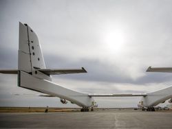 Penampakan Pesawat Terbesar Sedunia Karya Pendiri Microsoft