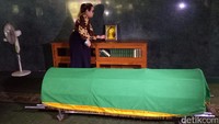 Meski sempat bersitegang karena dinilai sudah memeluk agama Kristen, Yana Zein tetap dimakamkan secara Islam.  Veynindia Eseloni Pardede/detikHOT